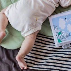 NOOX City Kids Zacht Babyboekje Eindhoven - Fairly Made - In Mooie Geschenkverpakking - Duurzaam En Origineel Kraamcadeau -Goedkope muziekmobielen winkel 550x366 21