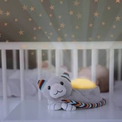 Zazu - Kiki De Kat - Luxe Plafonprojector Met Verschillende Soorten Muziek En Huilsensor - De Projector Bevat 3 Mooie Kleuren Om Een Prachtige Sterrenhemel Te Creeeren! -Goedkope muziekmobielen winkel 550x594 1