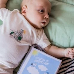 NOOX City Kids Zacht Babyboekje Eindhoven - Fairly Made - In Mooie Geschenkverpakking - Duurzaam En Origineel Kraamcadeau -Goedkope muziekmobielen winkel 550x825 29