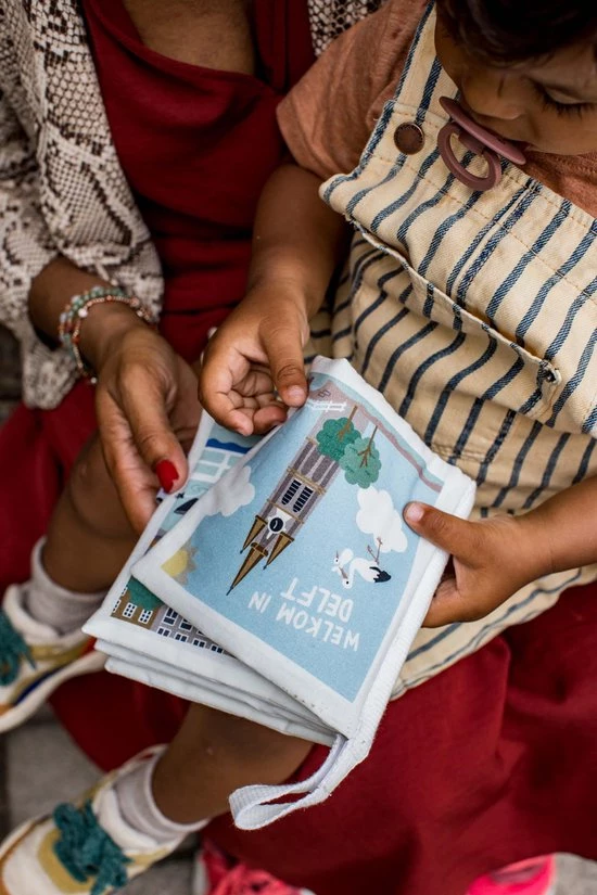 NOOX City Kids Zacht Babyboekje Delft - 100% Katoen - Fairly Made - In Mooie Geschenkverpakking 12 NOOX City Kids Zacht Babyboekje Delft - 100% Katoen - Fairly Made - In Mooie Geschenkverpakking - Afbeelding 10